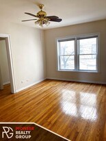 3921 N Pine Grove Ave, Unit 3914-3W in Chicago, IL - Building Photo