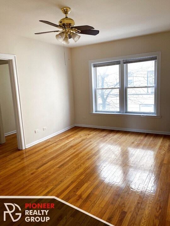 3921 N Pine Grove Ave, Unit 3914-3W in Chicago, IL - Building Photo