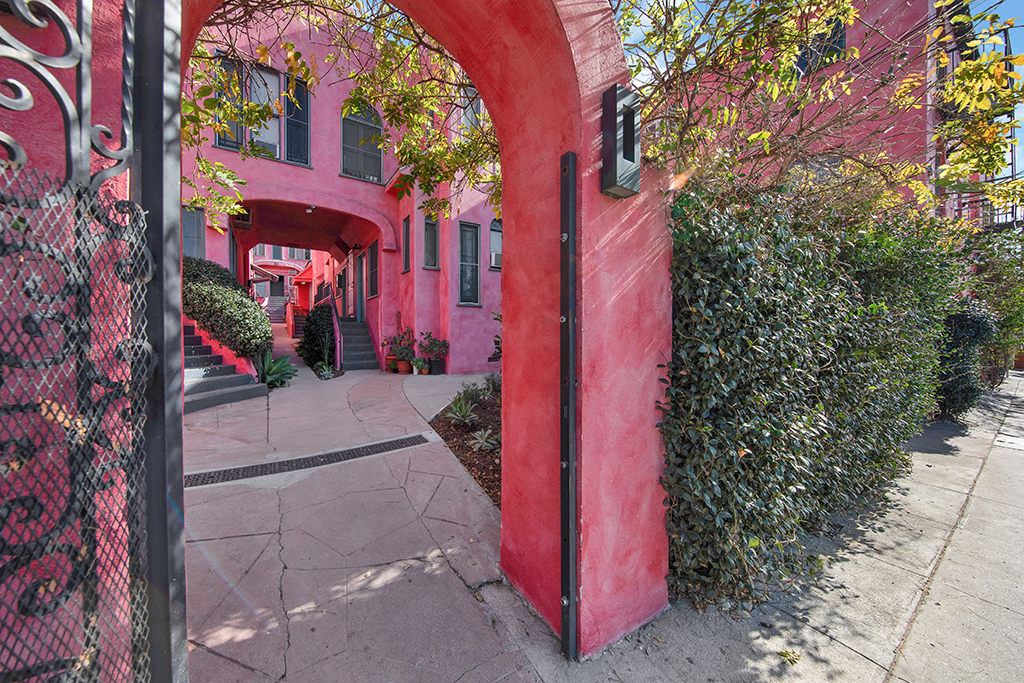 Big Momma Court Apts...Magical Renovated B... in Los Angeles, CA - Foto de edificio