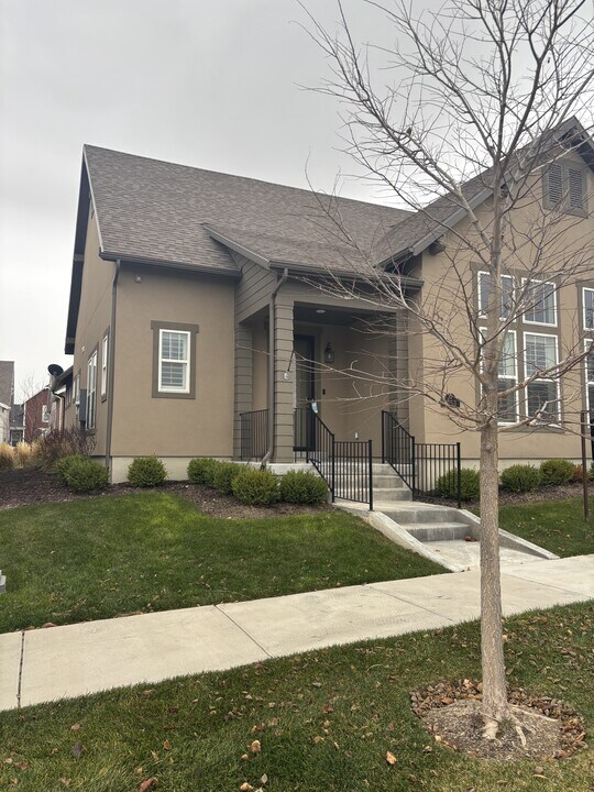 6153 W Poplar View Dr in South Jordan, UT - Building Photo