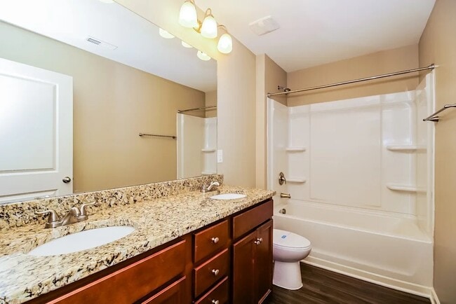 2225 Elizabeth Dr in Brandon, FL - Foto de edificio - Building Photo