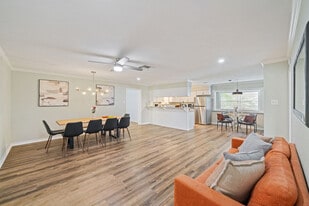 2411 29th Ave N in Texas City, TX - Building Photo