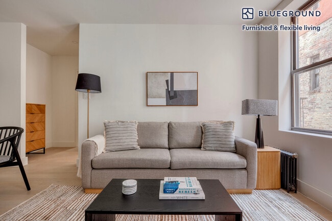 300 W 21st St in New York, NY - Building Photo - Building Photo
