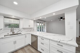 5542 Holly St in Houston, TX - Foto de edificio - Building Photo