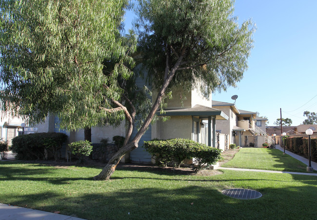 9152-9204 Park St in Bellflower, CA - Foto de edificio - Building Photo