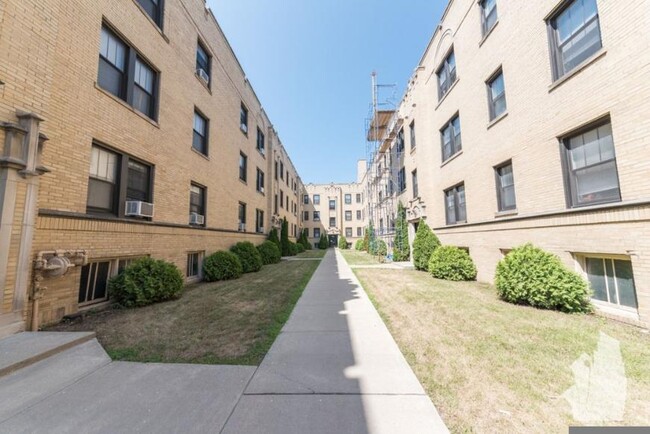 property at 1940 W Wilson Ave