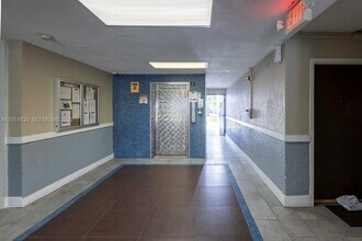 494 NW 165th St in Miami, FL - Foto de edificio - Building Photo