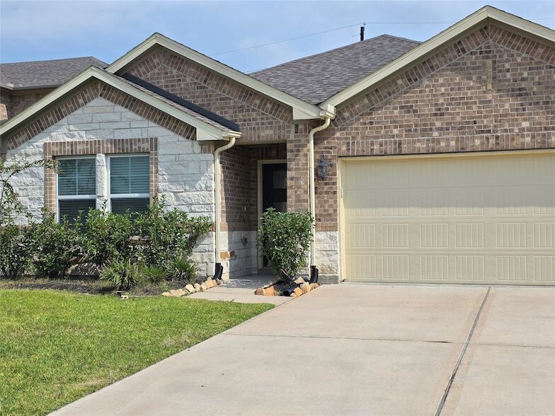 2011 Cherryvale Dr, Unit 2 Bedroom 0911 in Tomball, TX - Building Photo
