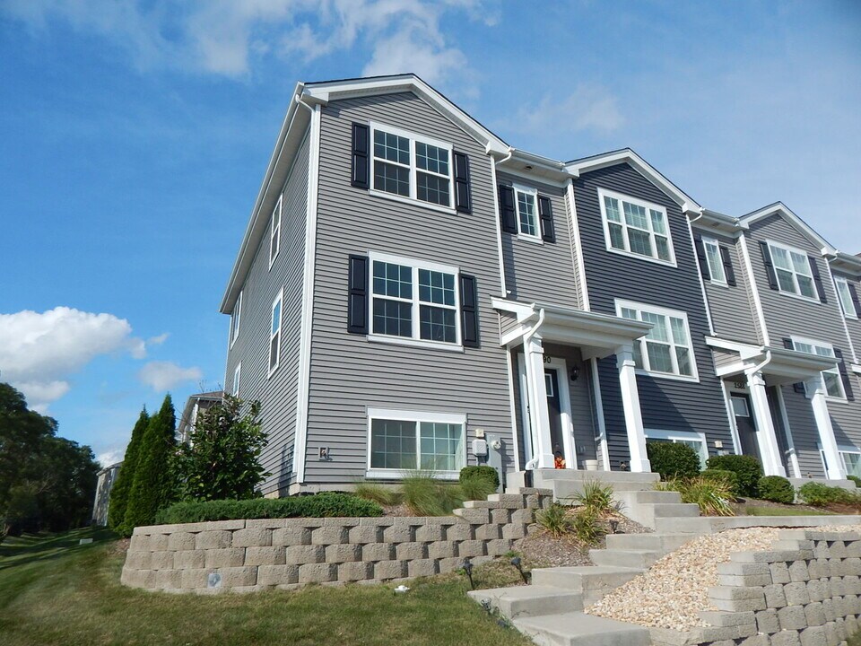 2590 Bella Dr in Pingree Grove, IL - Building Photo