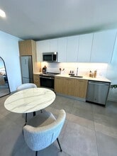 370 NW 33rd St in Miami, FL - Building Photo - Building Photo