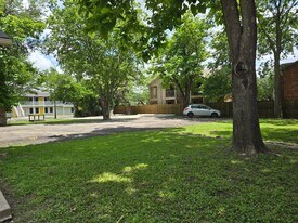 1401 Moore St in Commerce, TX - Building Photo