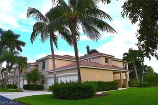 354 Dover Pl in Naples, FL - Building Photo