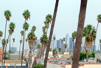 Windsor Court in Los Angeles, CA - Foto de edificio - Building Photo