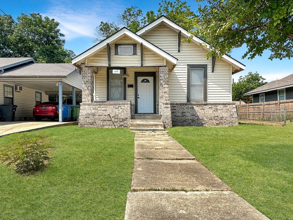 147 St Francis Ave in San Antonio, TX - Foto de edificio