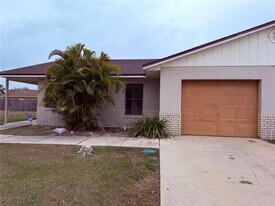 664 Royalty Ct in Poinciana, FL - Building Photo