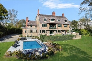 7 Red Cross Ave in Newport, RI - Building Photo