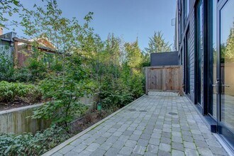 3325 SE Division St in Portland, OR - Foto de edificio - Building Photo