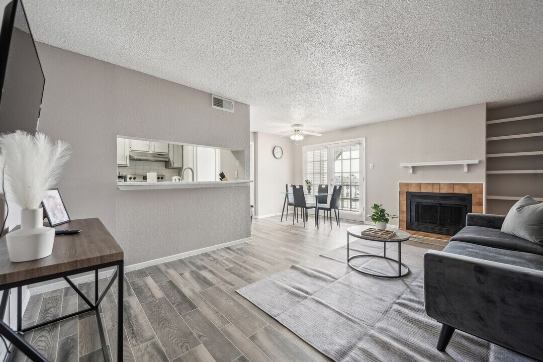 3001 Crystal Spgs St in Bedford, TX - Building Photo