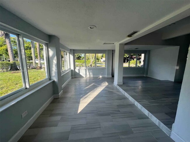 17690 NE 19th Ave in North Miami Beach, FL - Building Photo - Building Photo