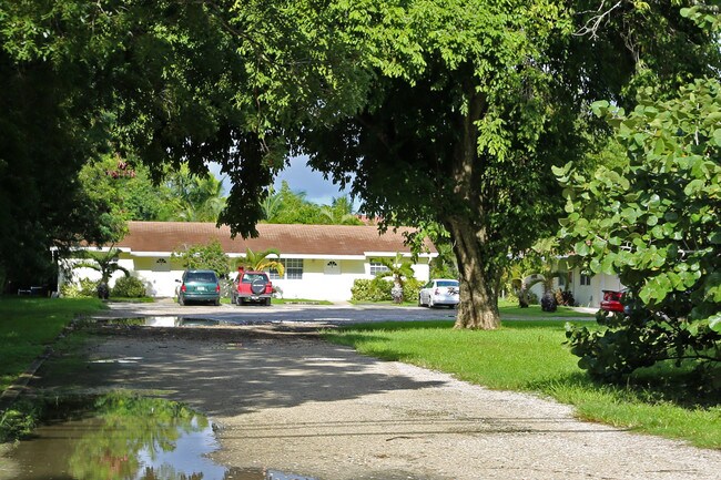 4337 Davis Rd in Lake Worth, FL - Building Photo - Building Photo