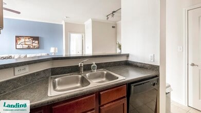 8989 West Rd in Houston, TX - Foto de edificio - Building Photo