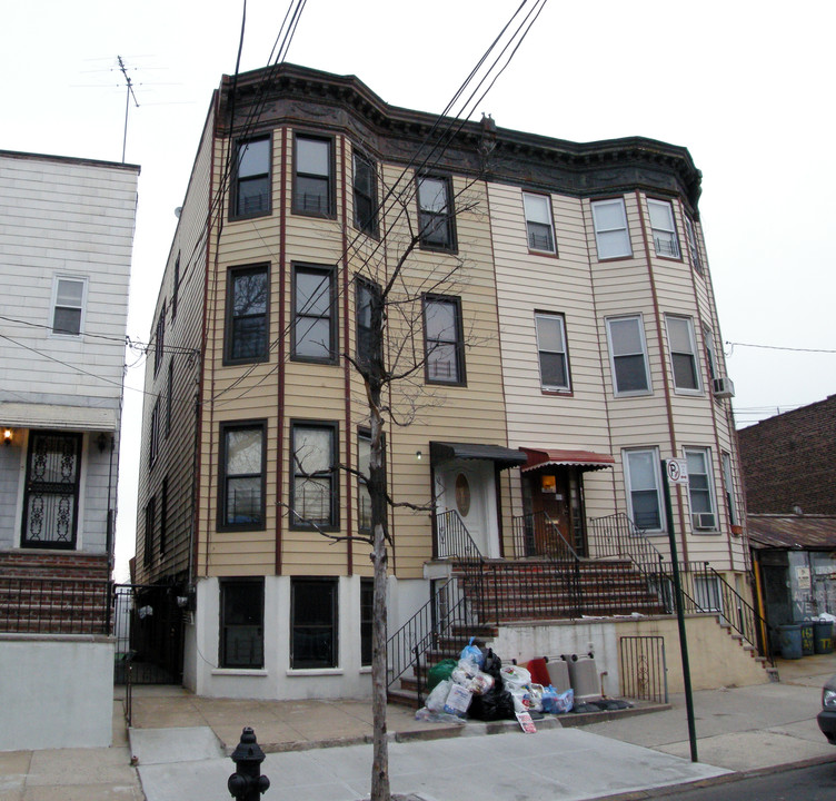 1626 Taylor Ave in Bronx, NY - Building Photo