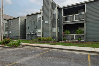 Courtney Square in Decatur, AL - Foto de edificio - Building Photo