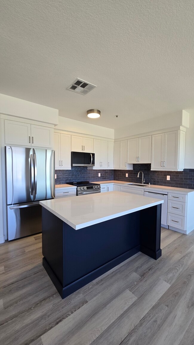 200 Paris Ln in Newport Beach, CA - Building Photo - Building Photo
