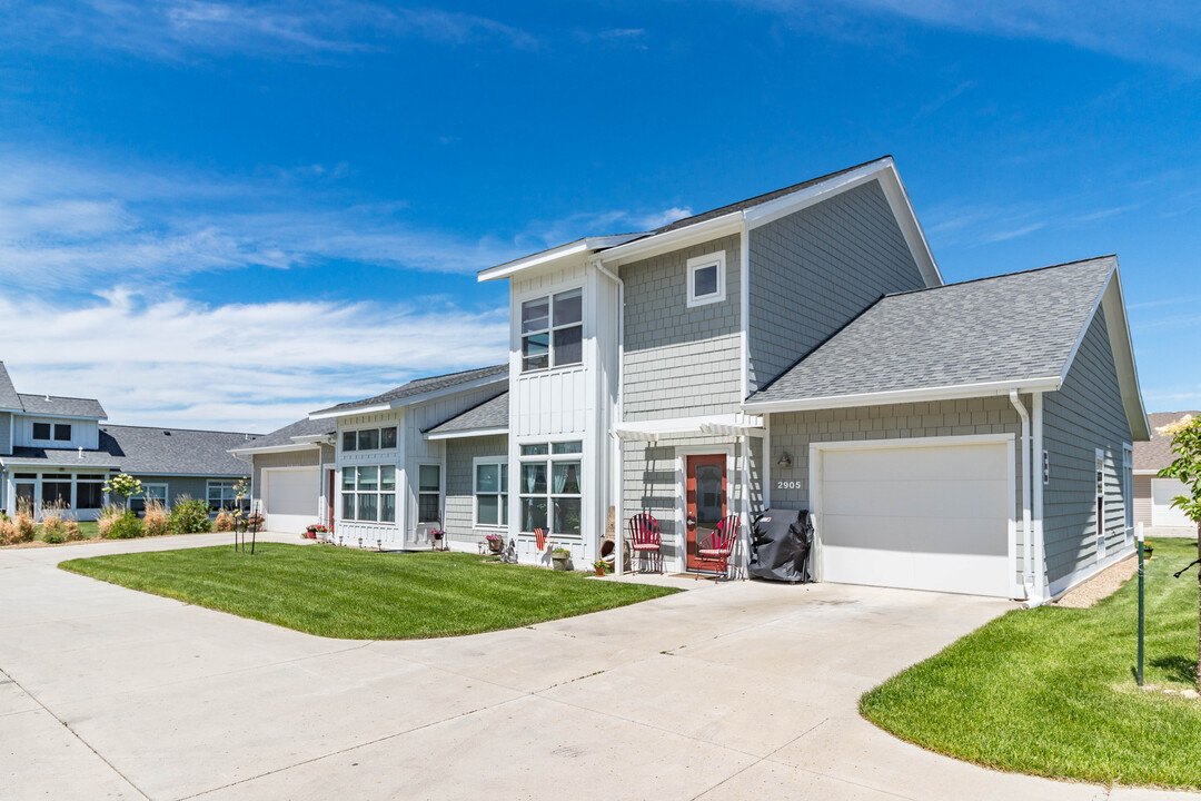 Lakewood Townhomes in Mandan, ND - Building Photo