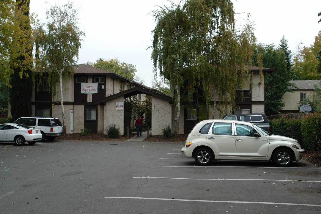 707 W 2nd Ave in Chico, CA - Foto de edificio