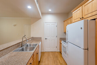 Encinal Place in Sunnyvale, CA - Building Photo - Interior Photo