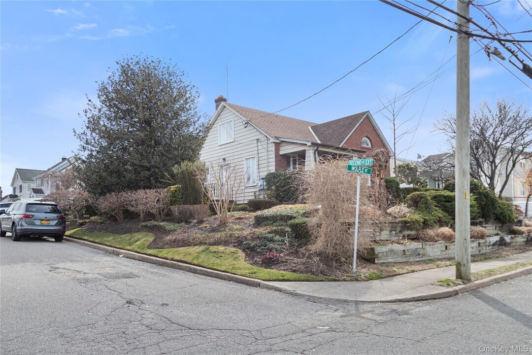 45 Wolfle St in Glen Cove, NY - Building Photo