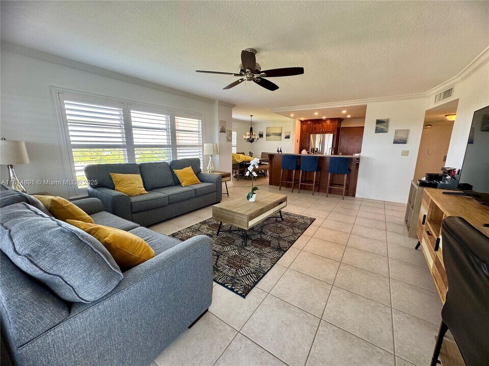 10777 W Sample Rd in Coral Springs, FL - Building Photo
