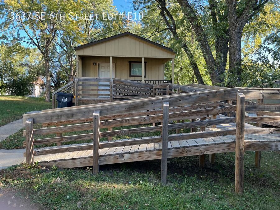 3637 SE 6th St in Topeka, KS - Building Photo