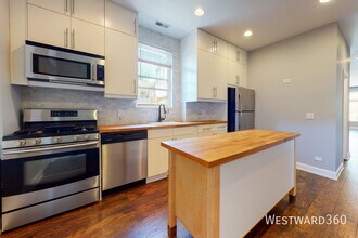 2047 W Cortez St in Chicago, IL - Building Photo - Building Photo