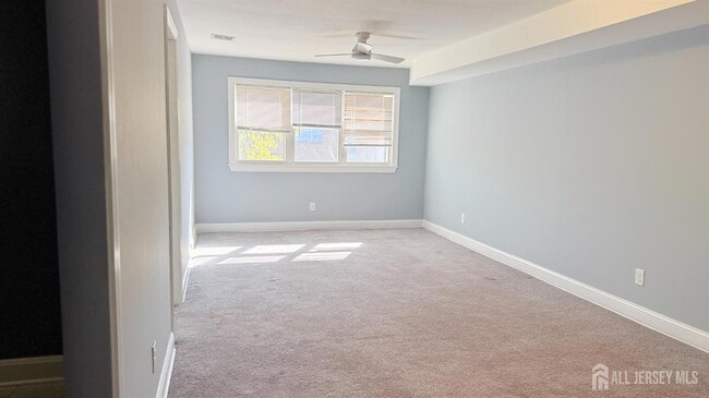 396 College Dr in Edison, NJ - Building Photo - Building Photo