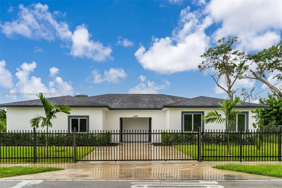 11870 SW 220th St in Miami, FL - Building Photo