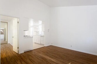 539 Venice Way, Unit 1 in Los Angeles, CA - Building Photo - Building Photo