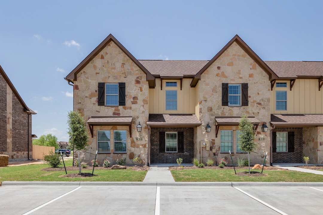 The Barracks Townhomes in College Station, TX - Foto de edificio
