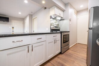 2750 Holly Hall St in Houston, TX - Foto de edificio - Building Photo