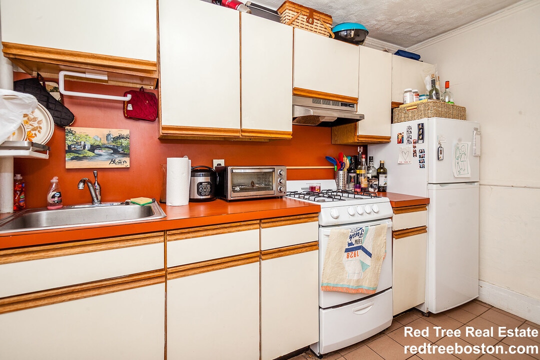 94 W Cedar St, Unit 2 in Boston, MA - Building Photo