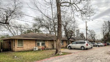 Village Green Apartments at Baytown in Baytown, TX - Foto de edificio - Building Photo