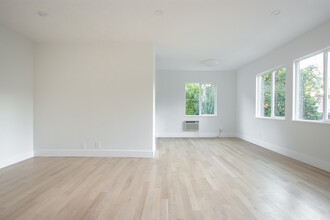 1046 N Sierra Bonita Ave in West Hollywood, CA - Building Photo - Building Photo