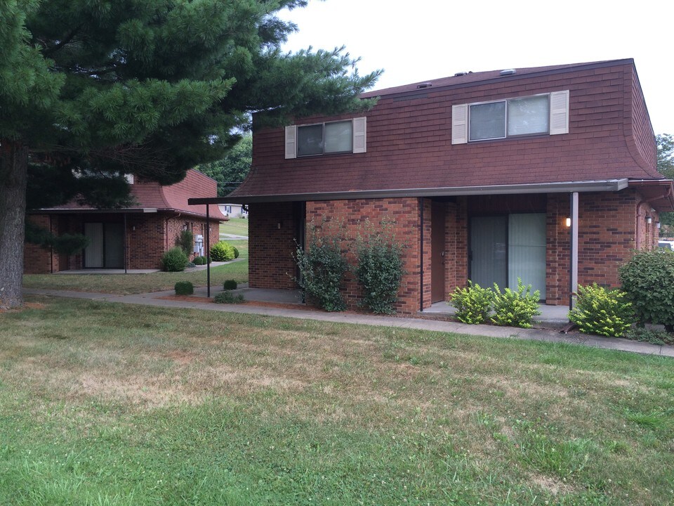6280 Carolina Rd in Nashport, OH - Building Photo