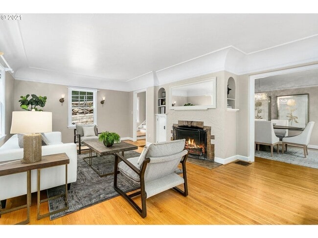 property at 44 NW MacLeay Blvd