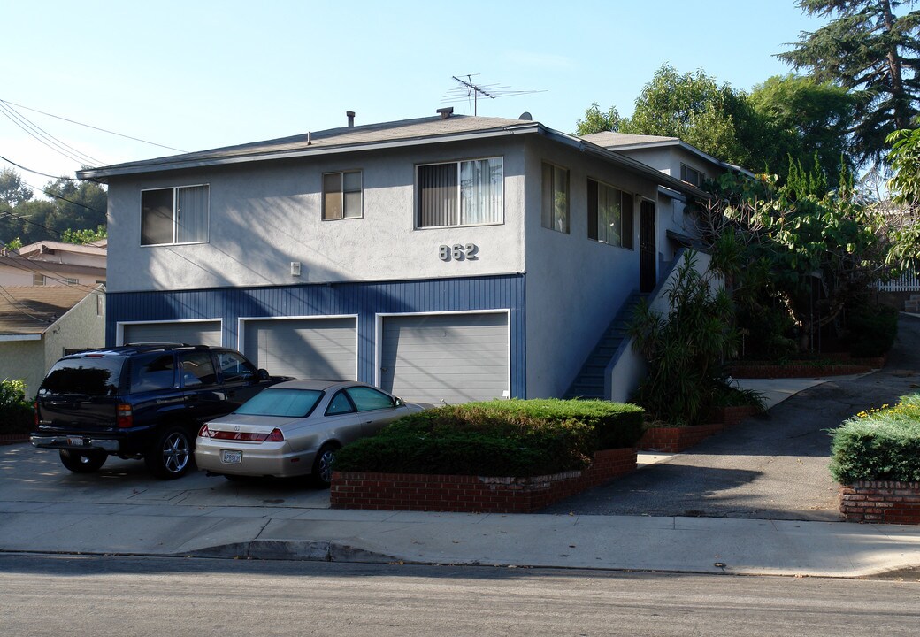 862-864 Glenway Dr in Inglewood, CA - Building Photo