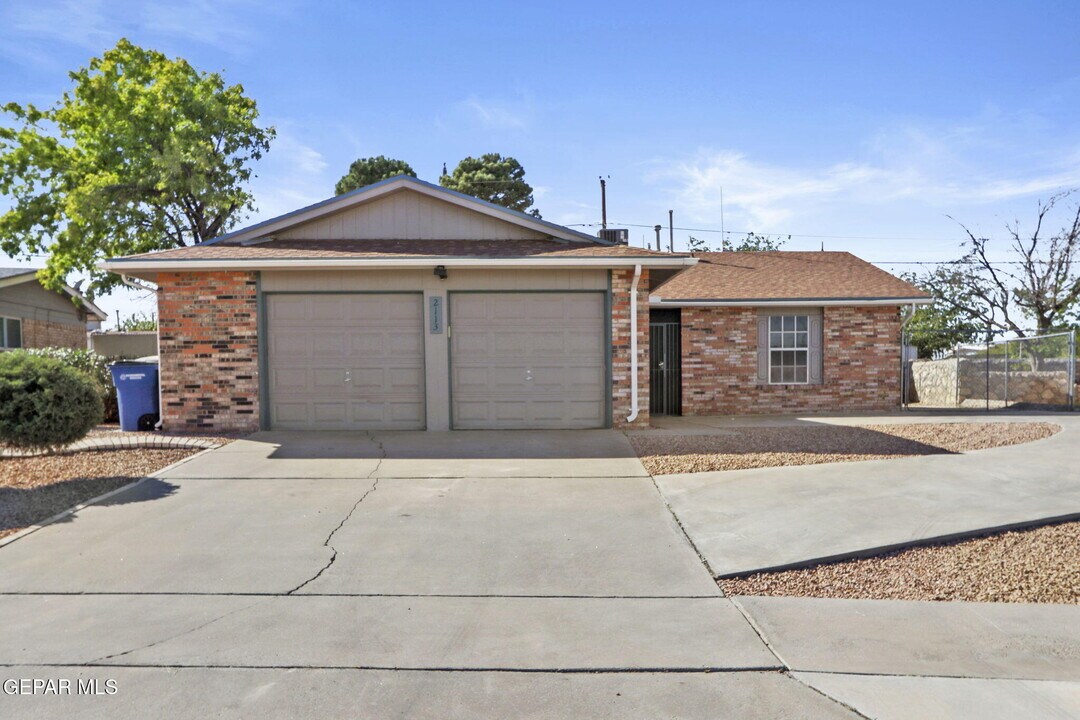 2113 Anise Dr in El Paso, TX - Building Photo