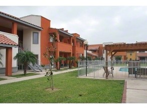 Castelo Apartments in McAllen, TX - Foto de edificio - Building Photo