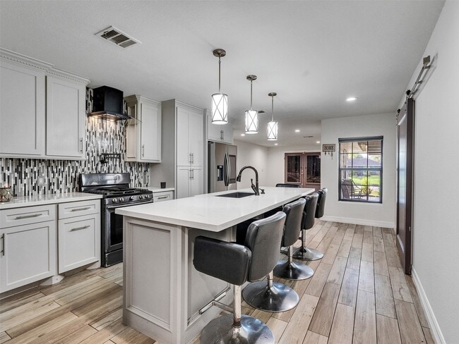 property at 667 Edgebrook Dr