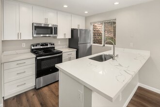 14314 NE 7th Pl in Bellevue, WA - Building Photo - Building Photo